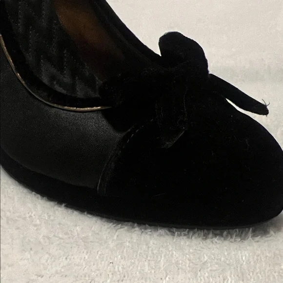 BCBG Maxazria Velvet/Satin 37/7B Black 3.5” Sexy Block Heel EUC (N) - Picture 4 of 16